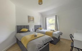 Birmingham Contractor House Sleeps 8 Private Garden Near M6 Motorway Business Wi-Fi